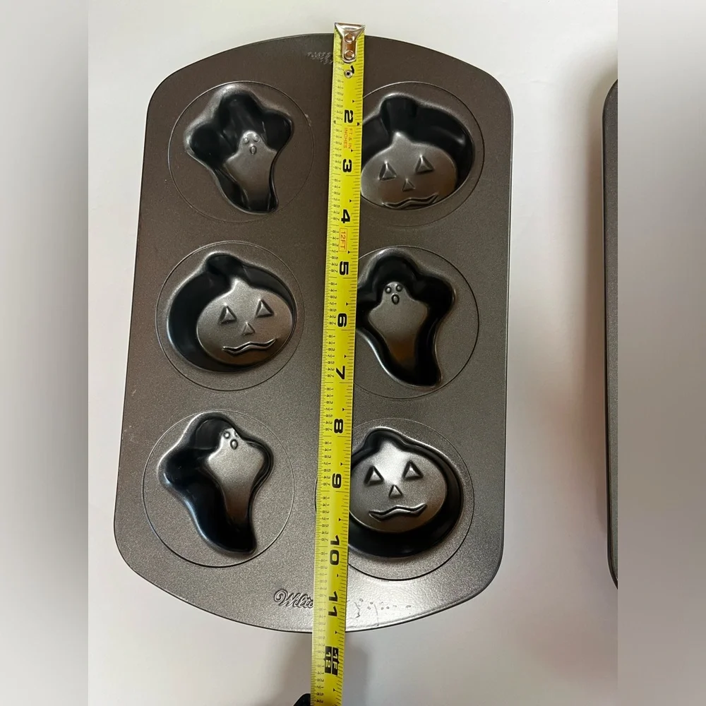 Wilton Halloween cupcake baking pan (set of 2)